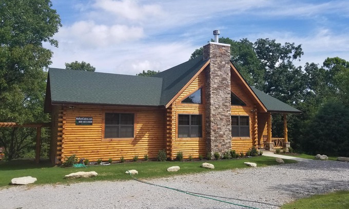 Ridgedale Cabin | Luxurious Retreat in A Spacious Cabin near Big Cedar and Branson