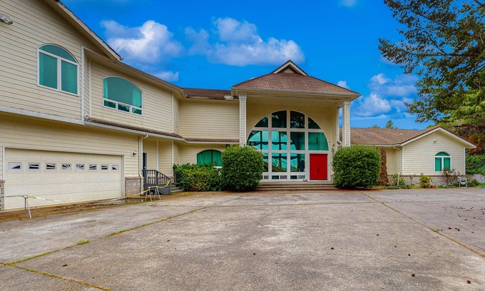 Florence House | Luxurious Riverfront House w/River Views, Private Sauna, Pool Table, & Free WiFi