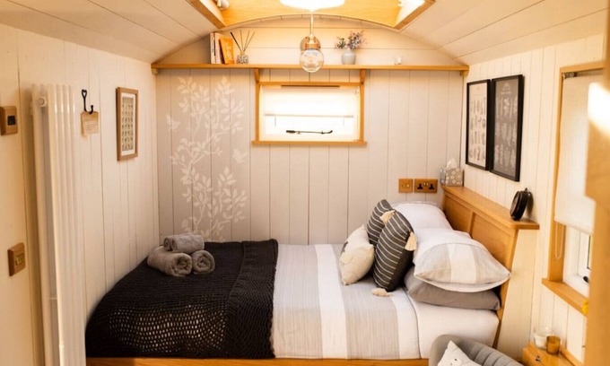 Monmouth Cabin | Luxurious shepherd's hut with star gazing skylight, secluded countryside location with fantastic views
