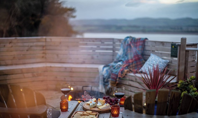 Cupar Cabin | Luxurious Snug with hottub which sleeps-2 in Fife