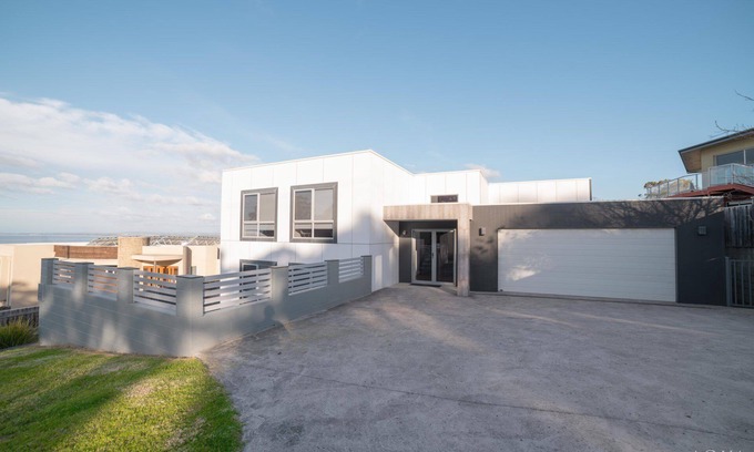 Bridport House | Luxurious Spectacular Holiday Living
