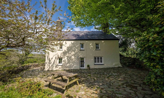 Llanystumdwy Cottage | Luxurious Three Bedroom Farmhouse with Sea Views in Llanystumdwy | Bryn-Du