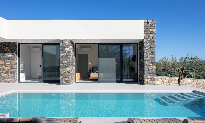 Asprouliani Villa | Luxurious villa with a large pool, 750m from the beach.
