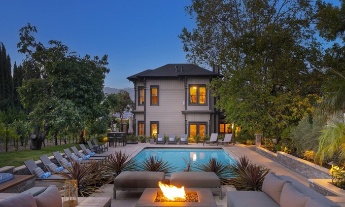 Geyserville House | Luxurious Wine Country Resort walk to the finest bars, restaurants and wineries!