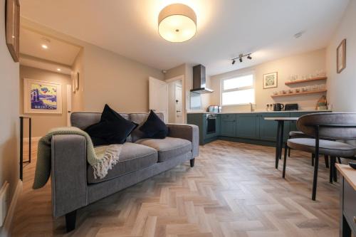 Southville Apartment | Luxury 1-Bed Apartment - Free Parking - Heart of Southville