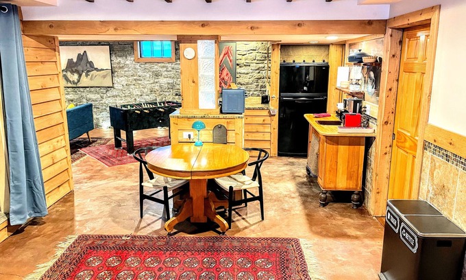 Summit - University Apartment | Luxury 1-bedroom Flat on Cathedral Hill: Private Sauna, Fireplace and Gym