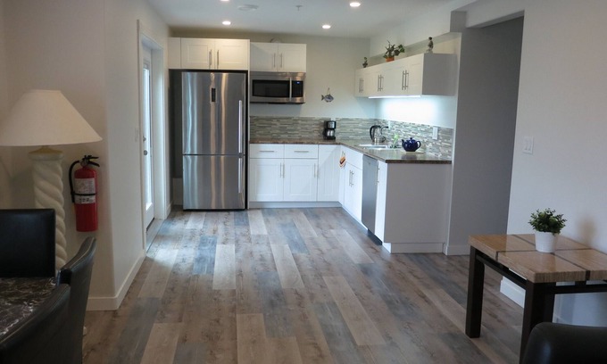 Central Okanagan House | Luxury 1 Bedroom Suite, Private Garden mountain view. Very quiet.