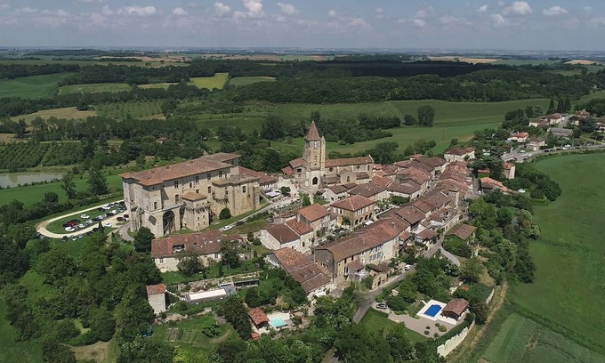 Lavardens House | LUXURY 13th CENTURY, MEDIEVAL VILLAGE BARN CONVERSION (Sleeps up to 4 people)