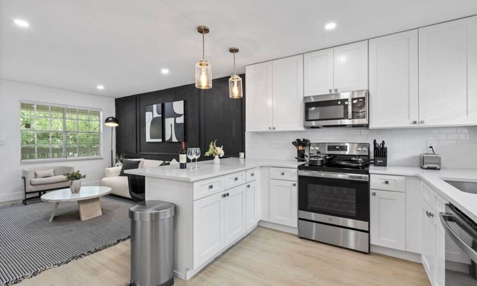 Tampa Apartment | Luxury 1B with prime location, FREE parking & crib