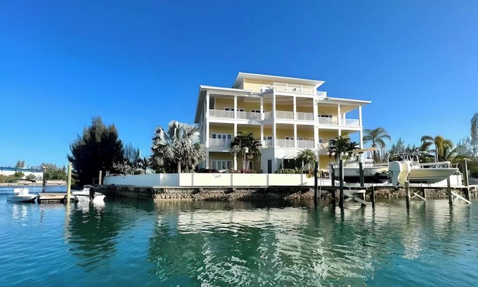 Grand Bahama Yacht Club Condo | Luxury 2/2 Sleeps 6. Grand Bahama Condo w/POOL, Boat Dock plus close to BEACH!