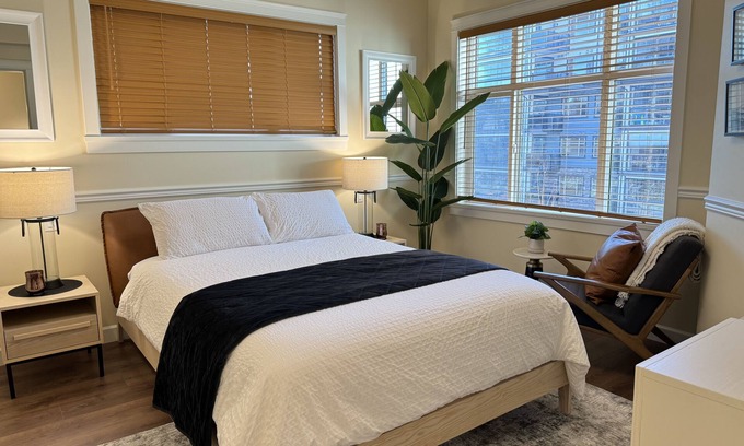 Yorkson Condo | Luxury 2 BR/2B; Langley Condo withAC/FP/solarium/gym/spray park/near transit