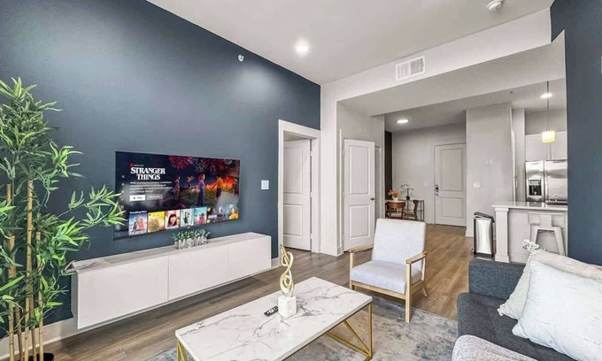 Deep Ellum Apartment | Luxury 2BD | DT Deep Ellum | 3 Beds | Free Parking
