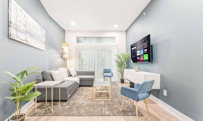 Deep Ellum Apartment | Luxury 2BD | DT Deep Ellum | 4 Beds | Free Parking