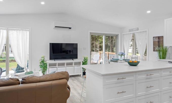 The Bluff Cottage | Luxury 3 bdm cottage 2 min walk from Parlee Beach