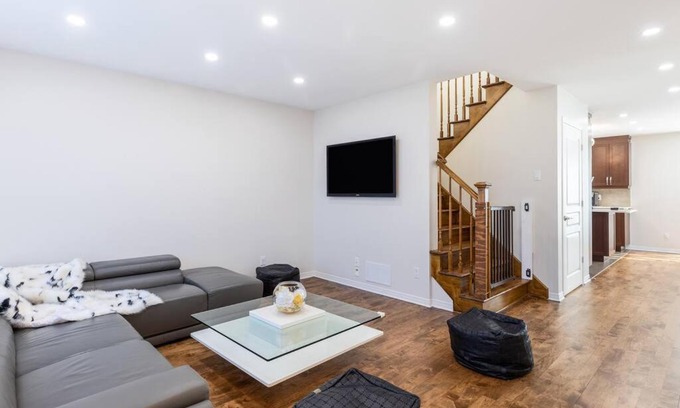 L'Ile-Bizard House | Luxury 3BR 7gst free parking 4 Pet friendly Monthly