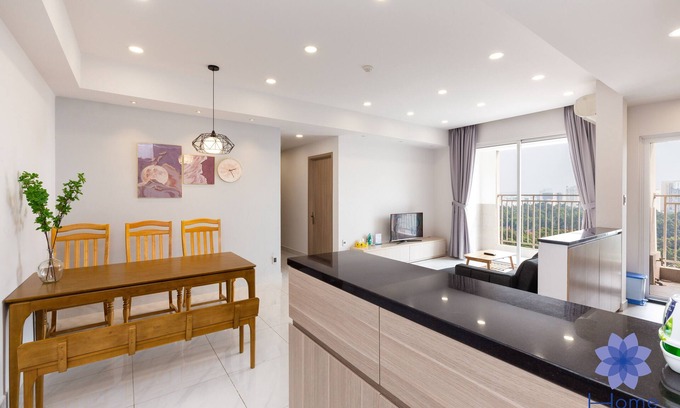Phu Nhuan Apartment | Luxury 3Brs Apt w/Free Pool & Gym, 5mins from airport to building