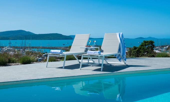 Airlie Beach House | Luxury 4 bedroom holiday home + Pool + Self-contained Unit + 3 Living aeras