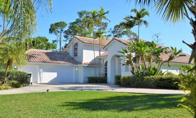 Wellington House | Luxury 4000 sf Home 5 BEDS 4 BATHS 1,3 acres DOG LOVERS WELCOME