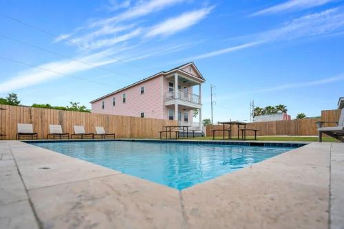 Dillard House | Luxury 4BD with Pool and off street parking