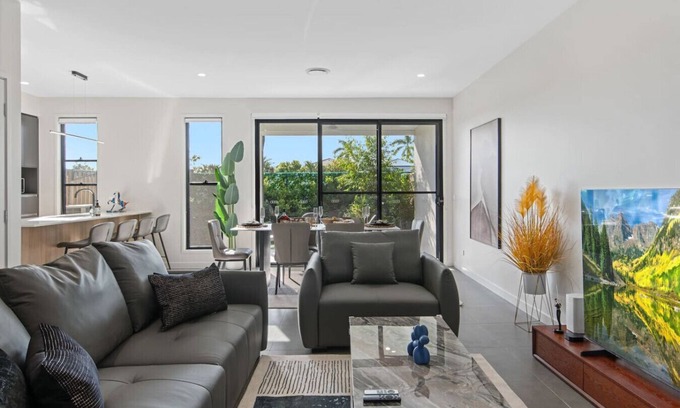 Helensvale House | Luxury 4BR Home w/Pool, Gym & BBQ in Helensvale