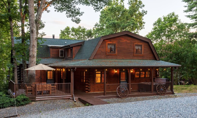Weaverville Cabin | 🍃 Luxury 5BDR Retreat Log Cabin w/ Horses