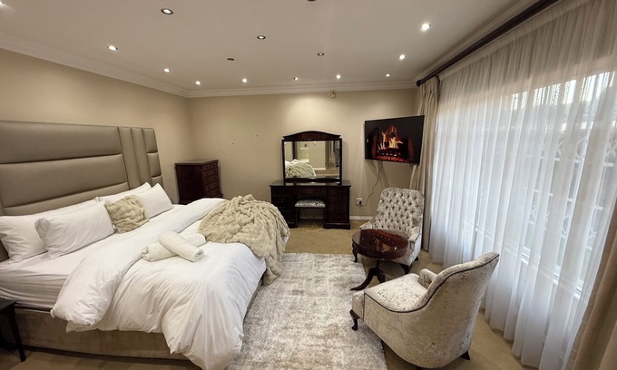 Bedfordview House | Luxury 5BR Home w/Pool Full Kitchen Generator Perfect for Getaways/Group Stays
