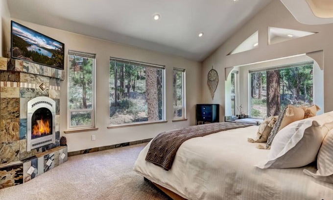 Round Hill Village House | Luxury 5BR | Hot Tub & Chef’s Kitchen | Sleeps 10
