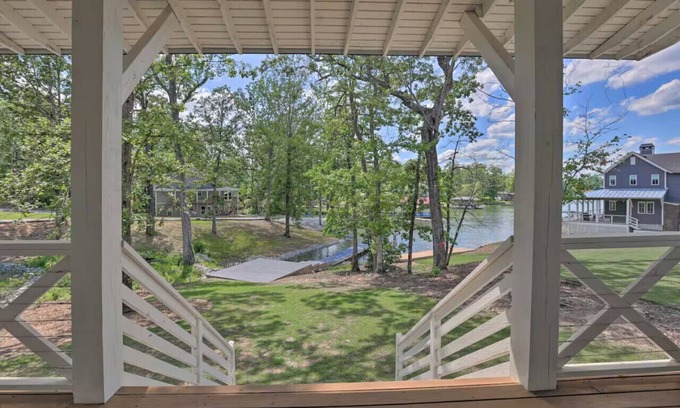 Dadeville House | Luxury 5BR Lake House w/Porch & Lake View