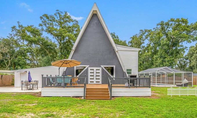 Thonotosassa House | Luxury A-Frame Escape: 6BR, 4BA, Pool, Pickleball, Cinema & Ultimate Relaxation!