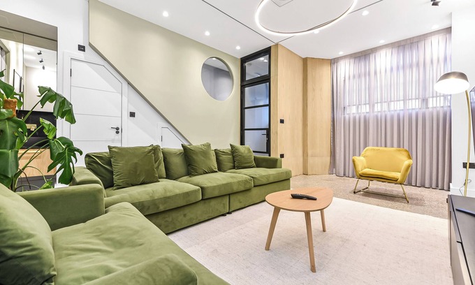 Seven Sisters House | Luxury Abode: 5-Bed Haven Ideal for Big Groups!