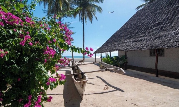 Kiwengwa Villa | Luxury african style, relax right on the beach