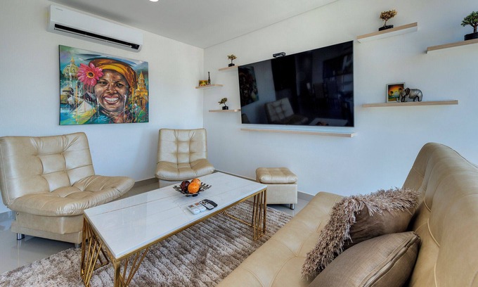 Urbanizacion Eliana Condo | Luxury Airport Penthouse 4 BD 3 BA + Rooftop Poolnn