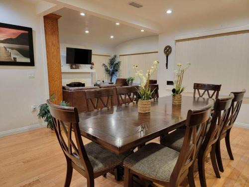 Fairfax District House | Luxury and Spacious 5 bedroom private house by Melrose WIFI TV Backyard Free Parking close to the Grove Hollywood Walk of Fame