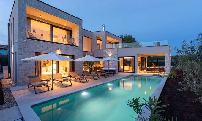 Vabriga Villa | Luxury and stylish 4 BD villa for up to 7 guests with heated pool and jacuzzi