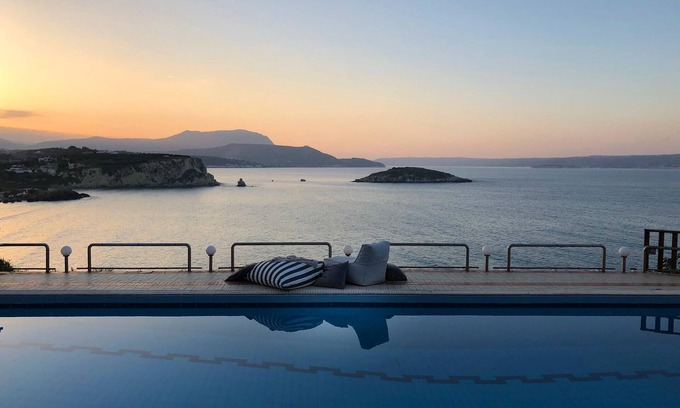 Plaka Apartment | Luxury apartment 120sqm-single/double bedroom-swimming pool-sea front