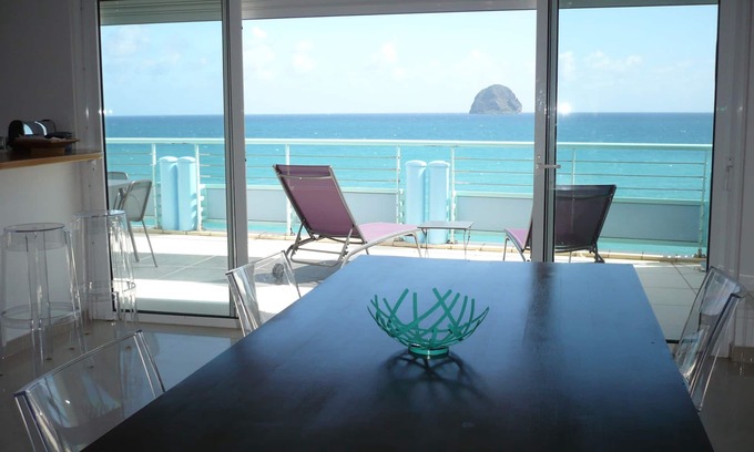 Tartane Apartment | Luxury apartment, magnificent panorama and direct access to the sea.