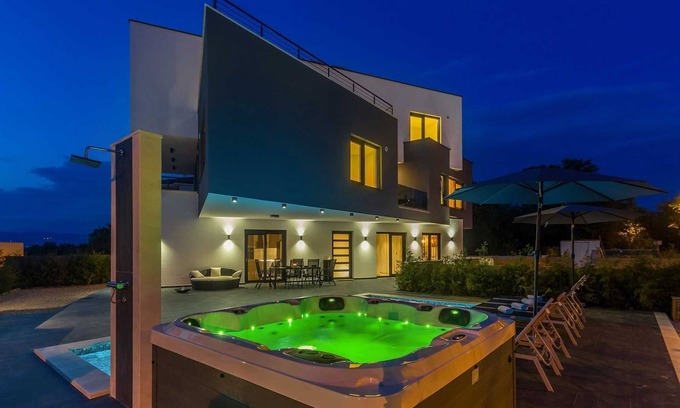 Malinska-Dubasnica Apartment | Luxury apartment NOA with pool and hot tub