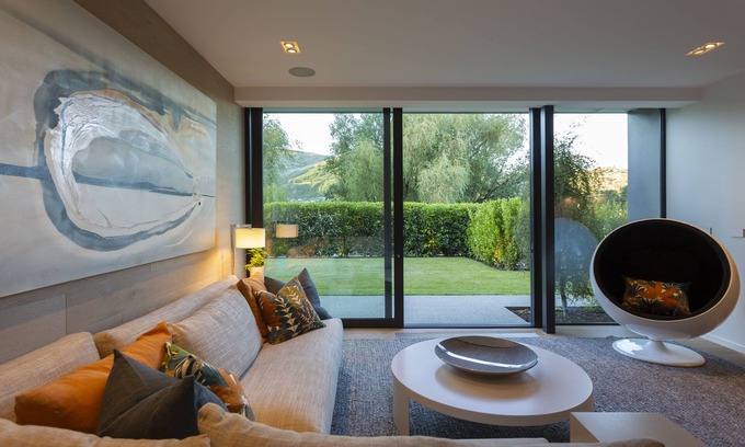 Kelvin Heights Apartment | Luxury apartment with pool and spa located on the lake front