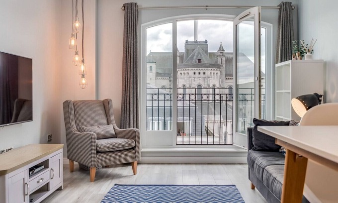 Cathedral Quarter Apartment | Luxury Apartment with Cathedral Views