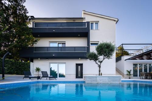 Split Apartment | Luxury apartment with heated pool - Tekla