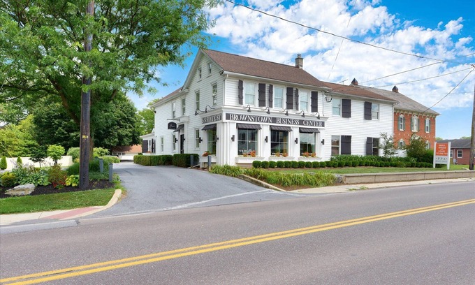 Ephrata Apartment | Luxury Apartments at Brownstown Unit 6: A Cozy & Inviting 1 Bedroom+Office Suite