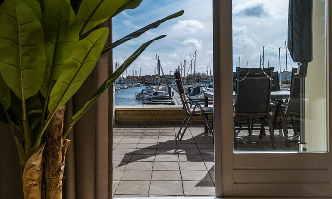 Ouddorp House | Luxury appartement overlooking the marina for 10 people.