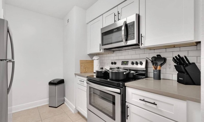 SoHo Apartment | Luxury apt 2 blocks from bayshore with pool /Gym
