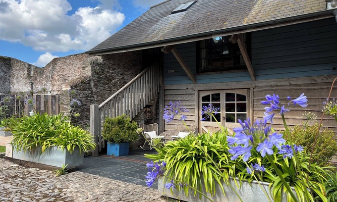 Chillington House | Luxury Barn for Two - the Nest With Private Hot Tub & Garden Near The Sea