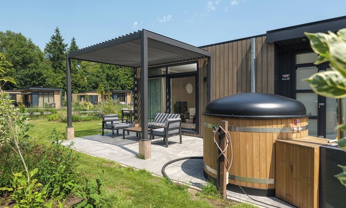 Lieren House | Luxury Batenburgh Deluxe with hot tub. Enjoy a hot tub, atmospheric outdoor space, and a lounge area with an outdoor fireplace.