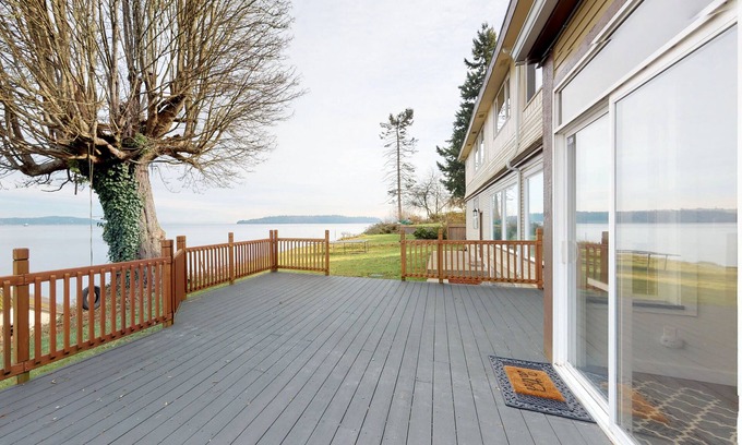 South Colby House | Luxury bayfront home with beach access, deck & gas fireplace - great for events