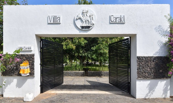 Lokapaksa Villa | Luxury Beach Front Villa with large garden, private pool, staff and free Wi-fi