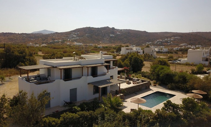 Plaka Villa | Luxury beachfront villa in Naxos for 14 people or kite surfers