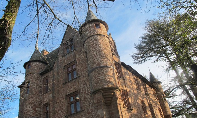 Onet-le-Chateau House | Luxury Bed and Breakfast in a park .Parking