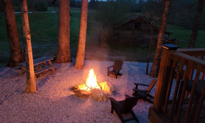 Clarkesville Cabin | Luxury Cabin, King Bed, Hot Tub Minutes from Alpine Helen sits on 40 acres.
